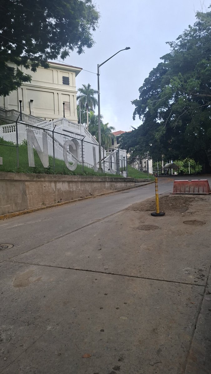 ROBPANAMA's tweet photo. @freddypitti @MOPPma Seria bueno se den su vuelta por Ancón, se me viene a la mente la frase célebre. "Pero estamos en Panamá y no en Suiza" Esto despues de una reparación del @IDAANinforma hace 2 días. Cc @MOPPma o tampoco sabe donde queda Ancón? https://t.co/f7DvZmtudP