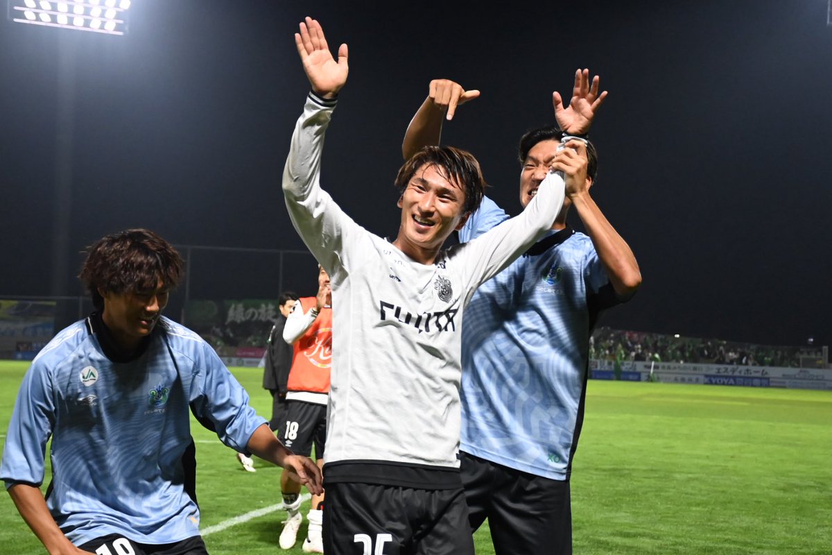 bellmaga_12's tweet photo. 決勝点を挙げた奥埜博亮選手を立てる山田寛人選手。
#bellmare #ベルマガ https://t.co/qYvCFPXBKT