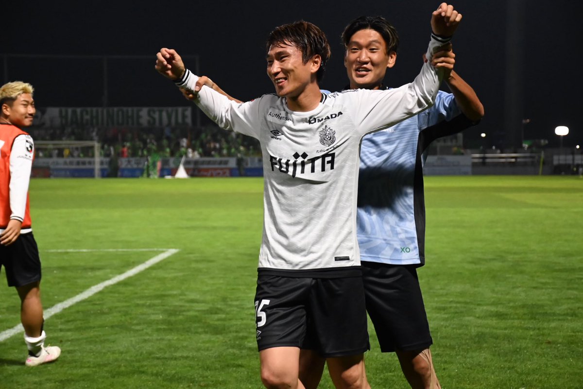 bellmaga_12's tweet photo. 決勝点を挙げた奥埜博亮選手を立てる山田寛人選手。
#bellmare #ベルマガ https://t.co/qYvCFPXBKT