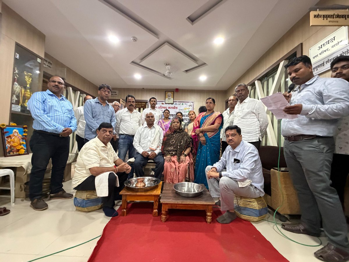CSBThakur's tweet photo. 🔶 स्वच्छता कर्मचाऱ्यांचा सन्मान । 📍नरखेड | दिनांक १२ सप्टेंबर २०२६

राष्ट्रसंत गाडगे महाराज यांनी दिलेल्या स्वच्छतेच्या विचाराने व देशाचे पंतप्रधान मा. @narendramodi जी यांच्या स्वच्छ भारत या संकल्पनेतून प्रेरित होऊन नगर परिषदेतील महिला व पुरुष सफाई कर्मचाऱ्यांचा अनोख्या https://t.co/uKTHTtwrgB