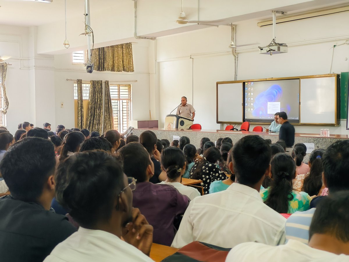 studentsIScBHU's tweet photo. @DeanScienceBHU @VCofficeBHU @bhupro @registrarbhu @Director_ISc @dsw_bhu Day 4: Induction program.  students knew about  Training and Internship Cell &amp; Anti Ragging by Profs. R. N. Rai, N. Horo, Amiya S. Naik, Dr. Prashant Singh.  Students took anti ragging pledge. Profs.  AS Naik, Dr's M Pandey, D Sinha, Gangaram, V Laha,  M Mishra assisted them. https://t.co/JLLrCZHic2