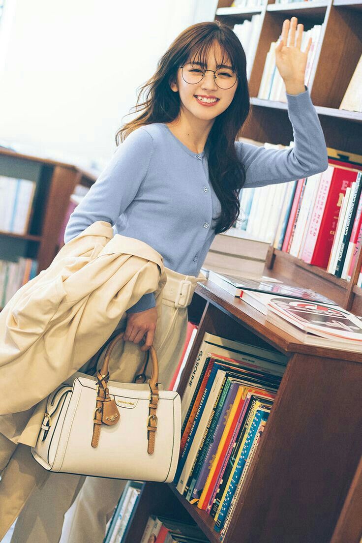 chuckvance489's tweet photo. 鈴木愛理ちゃんのこの時のメガネ姿、知的な雰囲気と柔らかさが両立されてて好き。自分もこういうフレームのメガネ探して取り入れたい… https://t.co/8lmFovIoKV