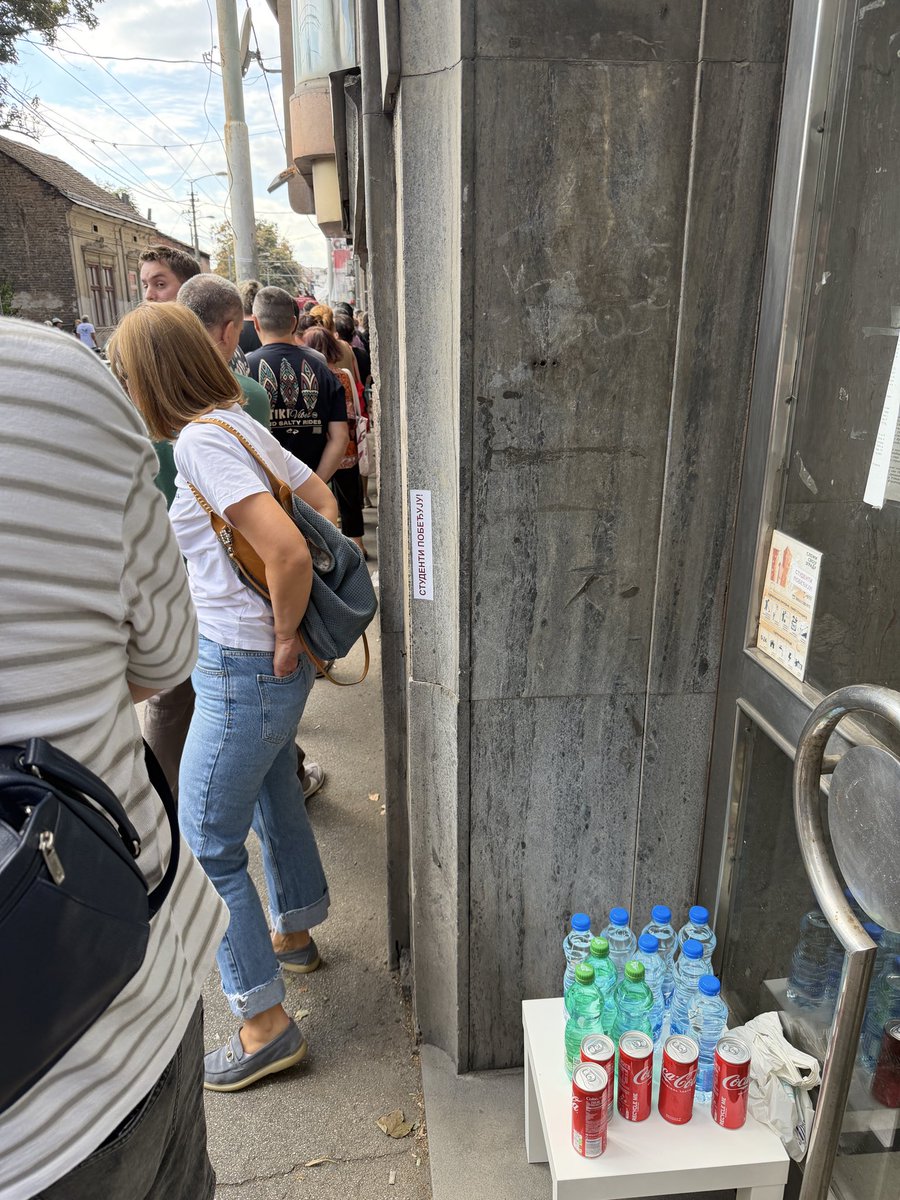 sinisalekovic's tweet photo. Ljudi iz zgrada pomažu dok čekamo potpisivanje https://t.co/5UBop8lHlG
