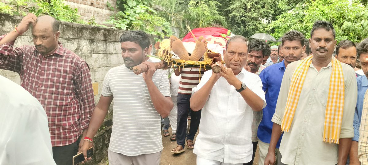 Koppulaeshwar1's tweet photo. ధర్మపురి నియోజకవర్గం ఎండపల్లి మండల గుల్లకోట గ్రామానికి చెందిన @BRSparty తాజా మాజీ మండల అధ్యక్షుడు సింహాచలం జగన్ గారు మరణించగా వారి పార్థివ దేహానికి పూలమాల వేసి అంతిమ యాత్రలో పాల్గొనడం జరిగింది.
@KTRBRS @BRSHarish @TSwithKCR @BRSparty https://t.co/UwFpOe8JKr