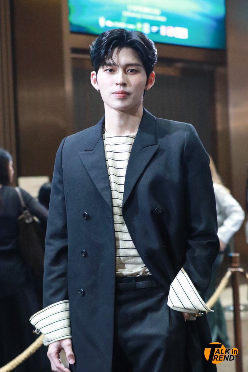 TalkinTrend's tweet photo. “ปอนด์ ณราวิชญ์” ร่วมเดินพรมในงาน Mchoice &amp; Mint Awards 2026

POND WITH MCHOICE26
#ppnaravit 
#MintAwards2026
#MchoiceMintAwards2026 https://t.co/cQEXFCqRAB