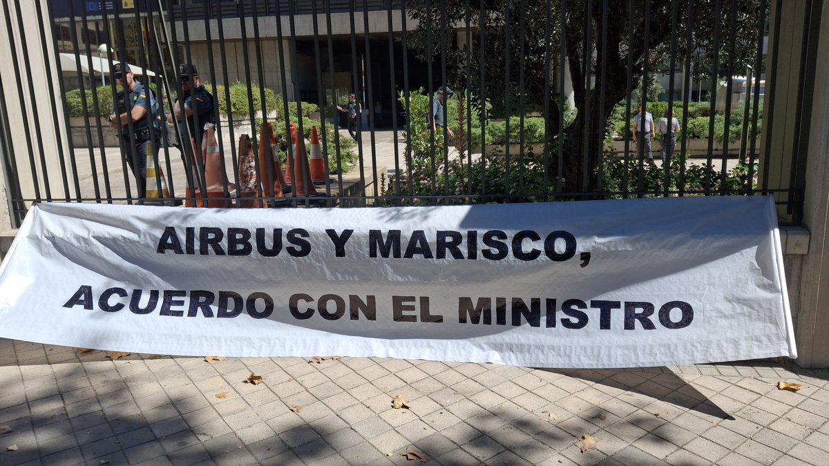 Oscar_Ferrari1's tweet photo. @minturgob @jordihereub #AirbusHuelga https://t.co/6IBOYP3p2F