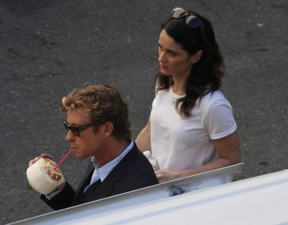 cinevow's tweet photo. Simon Baker and Robin Tunney behind the scenes of The Mentalist, 2008–2015 https://t.co/MbAXzTbtBk