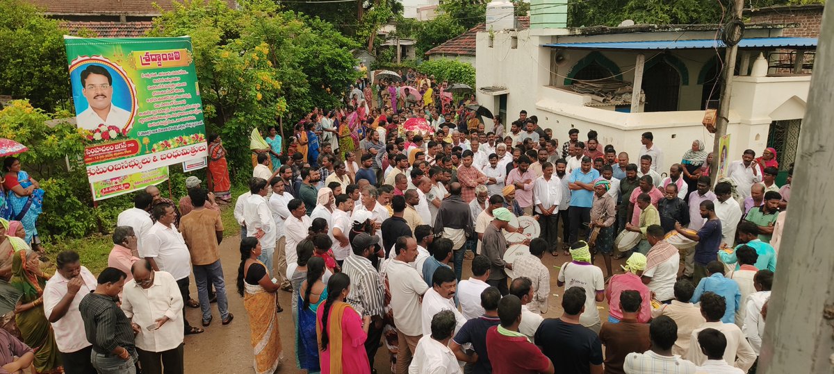 Koppulaeshwar1's tweet photo. ధర్మపురి నియోజకవర్గం ఎండపల్లి మండల గుల్లకోట గ్రామానికి చెందిన @BRSparty తాజా మాజీ మండల అధ్యక్షుడు సింహాచలం జగన్ గారు మరణించగా వారి పార్థివ దేహానికి పూలమాల వేసి అంతిమ యాత్రలో పాల్గొనడం జరిగింది.
@KTRBRS @BRSHarish @TSwithKCR @BRSparty https://t.co/UwFpOe8JKr