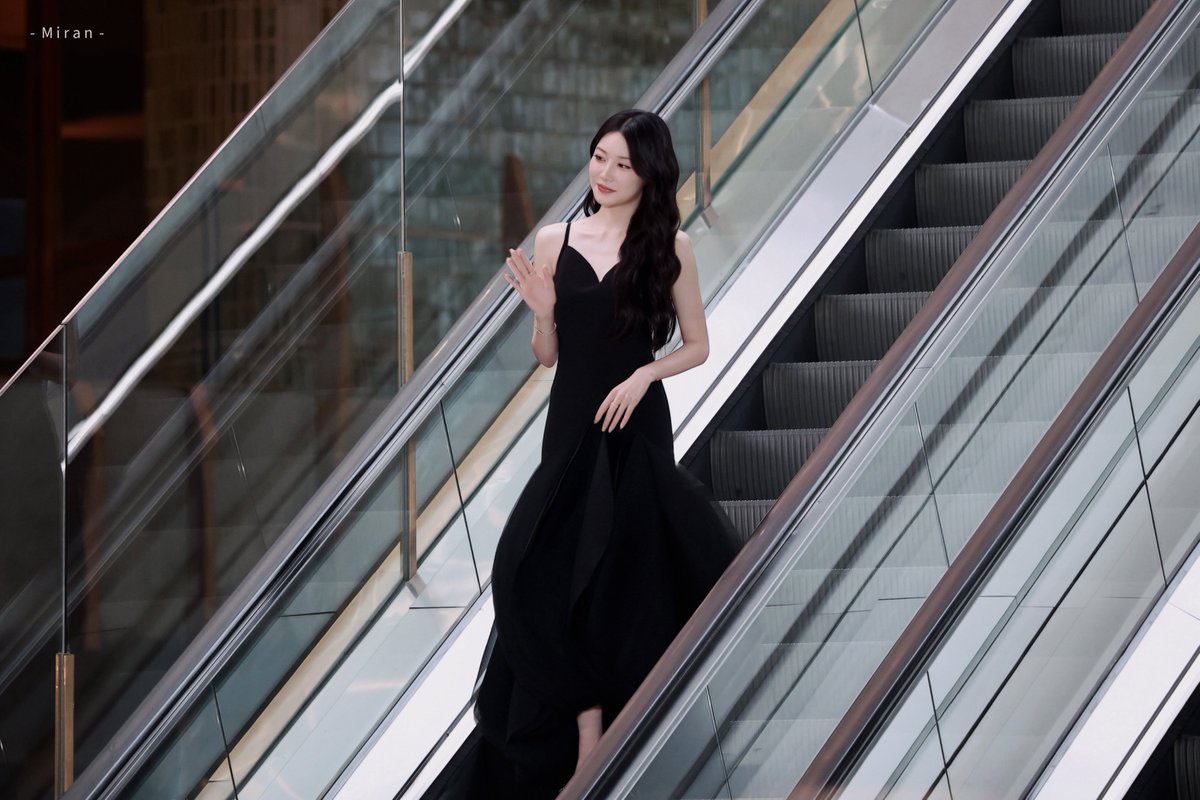 MiranMilk's tweet photo. ✨🎀 สวยมาก 
@Benzkhaokhwan 
ยิ้มหวานมาแต่ไกลเลย 🤏🏻

#Benzkhaokhwan
#MchoiceMintAwards2026
#MintAwards2026 https://t.co/Z2eBBy9k1k