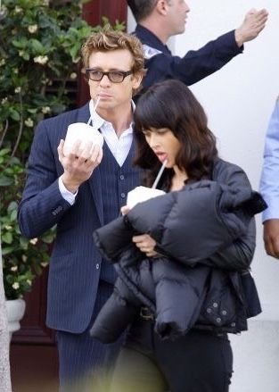 cinevow's tweet photo. Simon Baker and Robin Tunney behind the scenes of The Mentalist, 2008–2015 https://t.co/MbAXzTbtBk