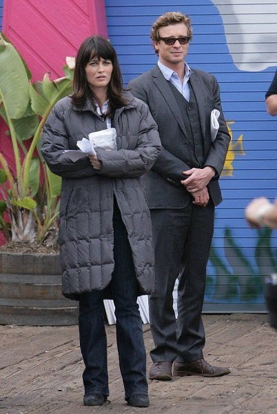 cinevow's tweet photo. Simon Baker and Robin Tunney behind the scenes of The Mentalist, 2008–2015 https://t.co/MbAXzTbtBk