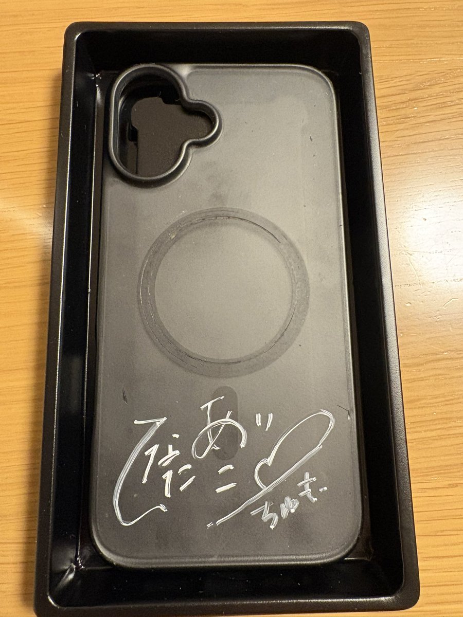 jun_jubilo's tweet photo. 雀魂パークで、運良く日向pと対局できました。
麻雀プロの方にお会いするのは初めてで緊張してたけど、親番で強引に仕掛けた清一ツモれてトップ！
ひなたんのトークのおかげでめちゃくちゃ楽しかった！

写真、更にはスマホケースにサインまで。
ありがとうございました！

#日向藍子
#雀魂パーク https://t.co/uMovyDwSA2