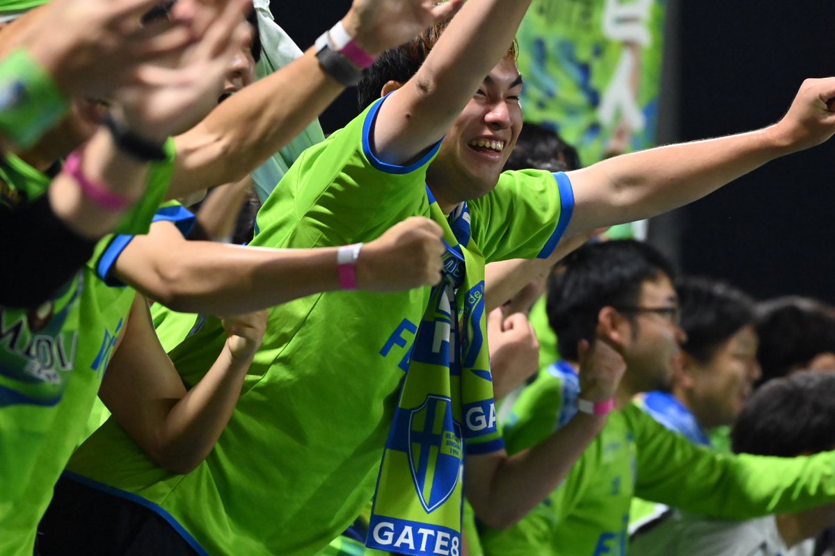 bellmaga_12's tweet photo. 劇的な勝利に沸く湘南サポーター
#bellmare #ベルマガ https://t.co/AS4P0HbZzA