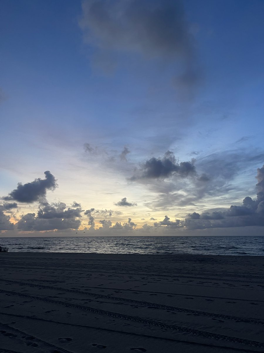 morgan_sta48411's tweet photo. 🏖️ 🏃‍♂️ #dailydeposits #beachworkout https://t.co/YoAJUdekX2
