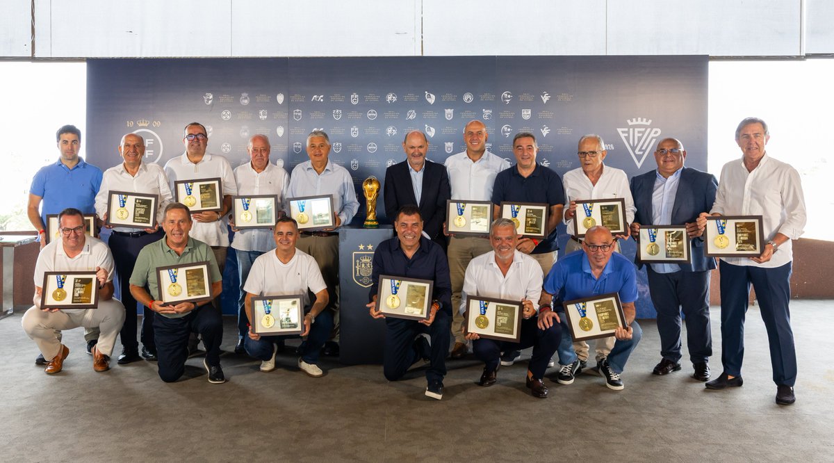 rfef's tweet photo. 📸 El presidente de la @rfef entrega a los máximos responsables de las federaciones de ámbito autonómico la medalla de campeones ganada por la @SEFutbol en el Mundial.

🥇 🇪🇸 Rafael Louzán: "𝗘𝘀𝘁𝗲 𝗲́𝘅𝗶𝘁𝗼 𝗰𝗼𝗹𝗲𝗰𝘁𝗶𝘃𝗼 𝗲𝘀 𝗲𝗻 𝗴𝗿𝗮𝗻 𝗽𝗮𝗿𝘁𝗲 𝗴𝗿𝗮𝗰𝗶𝗮𝘀 𝗮𝗹 𝘁𝗿𝗮𝗯𝗮𝗷𝗼 𝗱𝗲 𝗻𝘂𝗲𝘀𝘁𝗿𝗮𝘀 𝗳𝗲𝗱𝗲𝗿𝗮𝗰𝗶𝗼𝗻𝗲𝘀 𝘁𝗲𝗿𝗿𝗶𝘁𝗼𝗿𝗶𝗮𝗹𝗲𝘀".

🔗 https://t.co/9N7Aq4Jmfb