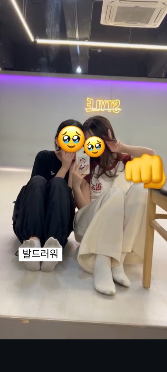 footslave2383's tweet photo. ㅇㅊㅇ 주인님이 올리셨던 
인스타 부계 스토리(왼쪽)
ㅇㅊㅇ 주인님의 발 사진을 볼때마다
초딩시절 한창 주인님의 신발과 실내화로
몇번이나 바닥딸을 쳤던 기억이 새록새록😄
요새는 발보단 얼굴이나 전신을 주로 올리셔서 아쉬움이 남기는 하지만 덕분에
학창시절 좋은 경험을 선사해주신 주인님♡ https://t.co/fZXcDu2dhb