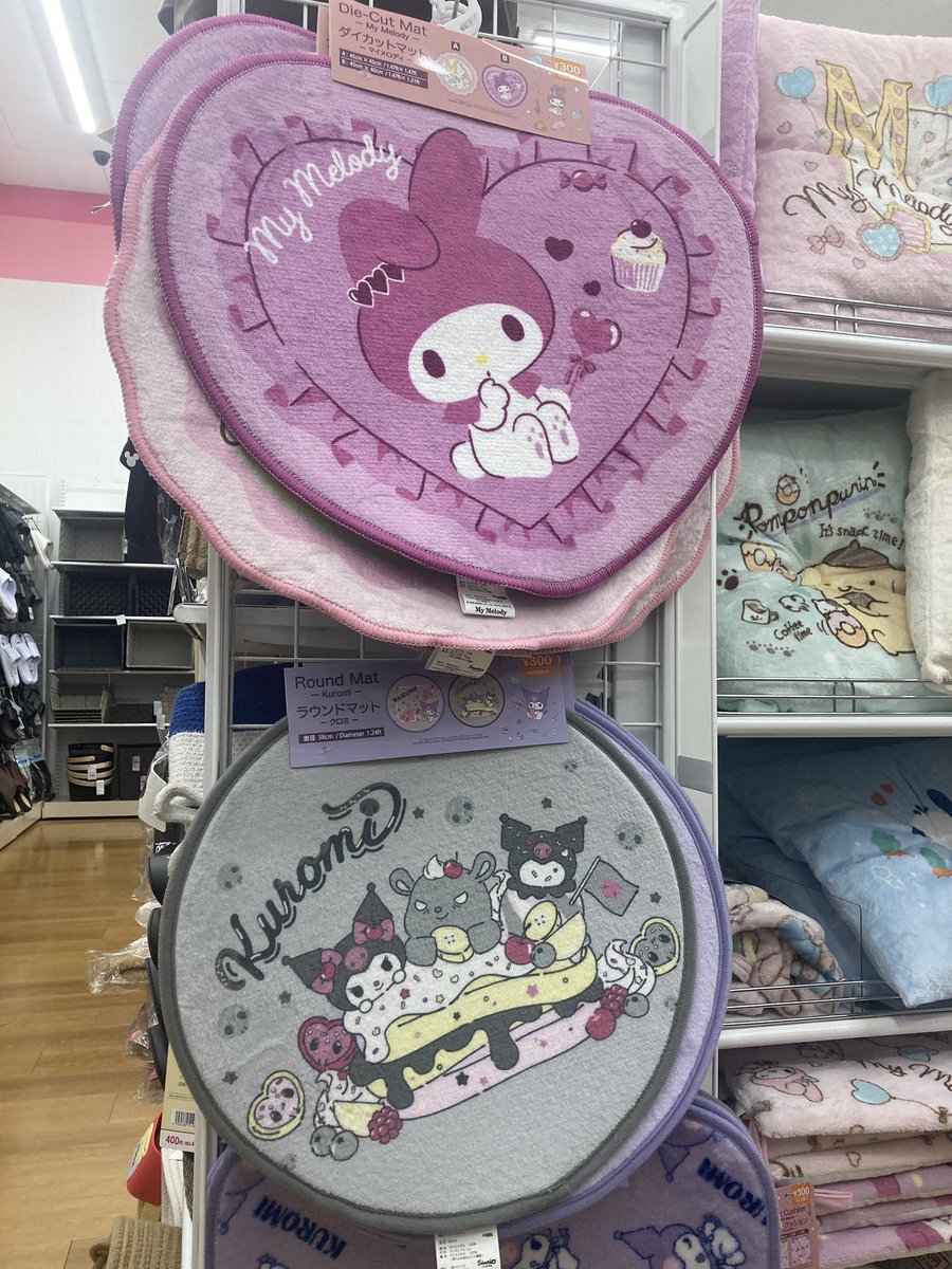 milktea_kitty11's tweet photo. ダイソーさん☆サンリオ新商品！

マイメロ♡クロミ♡シナモン♡ポムポムプリン♡ポチャッコ
♡ダイカットマット ←NEW！
♡マット
♡和みピロー
♡枕パッド
♡お昼寝マット
♡座布団

ピンクマイメロのダイカットマットが特にかわいすぎる🩷🩷🩷 https://t.co/qKLRZO2DIT