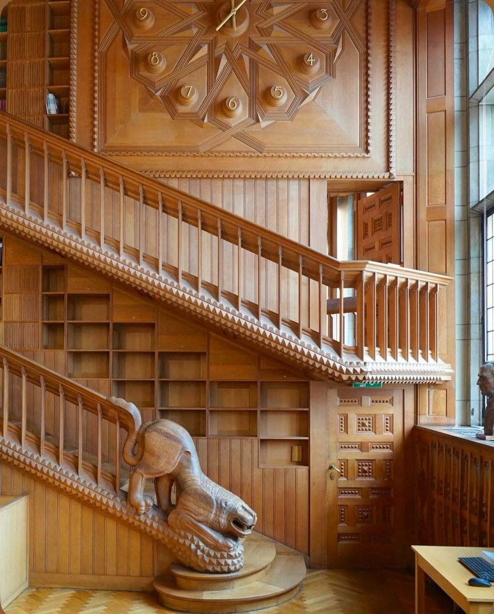 Watchman_motto's tweet photo. This is what you can do if you become an absolute master with wood. The owner and patron did more for art in the world than all the postmodern painters combined. https://t.co/psYRUpuMuc