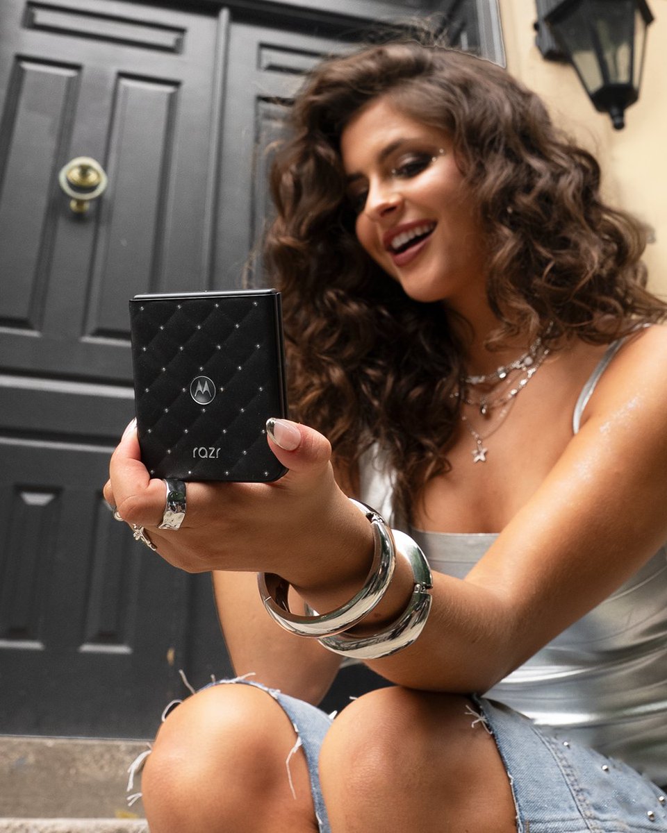 Moto's tweet photo. Silver Night Swarovski® Crystals. Deep PANTONE Meteorite color. Luxe 3D-quilted texture. 
The latest addition to the #BrilliantCollection: motorola razr 70 adorned with Crystals by Swarovski®.
#BrilliantCollection #MotorolaCollections

Learn more:  https://t.co/lQqKQl2dhc https://t.co/0ftKW26w5B