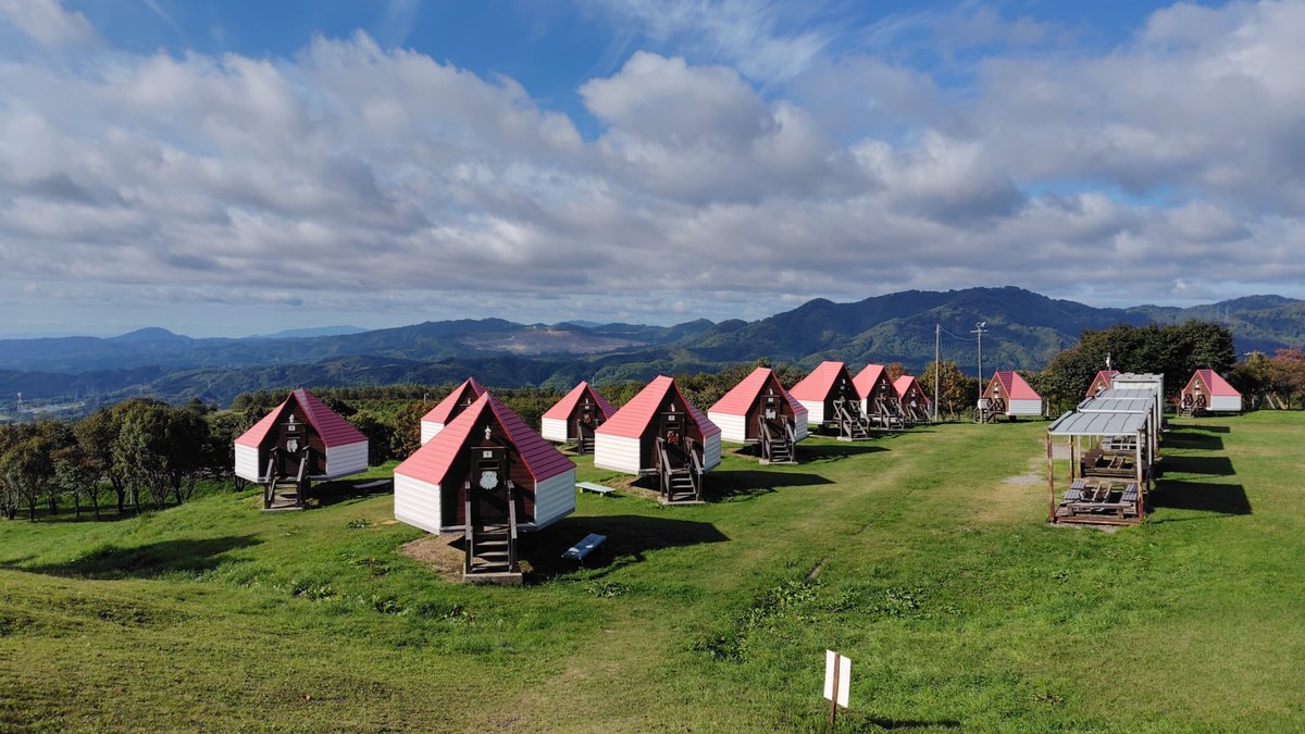 chiharu6142's tweet photo. で、朝。
高台にあがってみたら、ナナカマドと駒ケ岳が素敵だった。 https://t.co/z6Sr4bJwDh