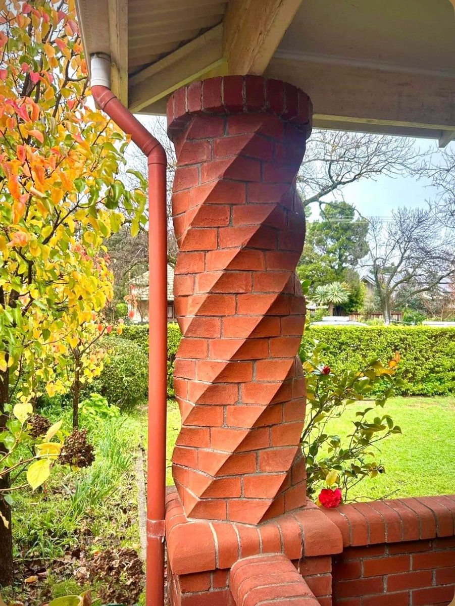 Watchman_motto's tweet photo. Twisty brick column, why not? https://t.co/pTrdHQCy5R