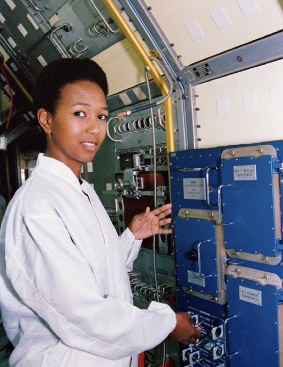 SebastianAvenue's tweet photo. September 12, 1992, Mae Jemison would become the first Black woman to travel into Space. She served as a mission specialist aboard the Space Shuttle Endeavor which she orbited the Earth for nearly eight days on September 12–20, 1992. ❤️👩🏾‍🚀 https://t.co/mKjMd7MRkJ