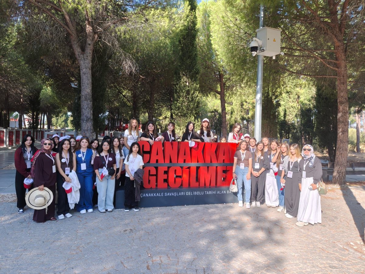GSB_YozgatGM's tweet photo. 🇹🇷 “Bir Destandır Çanakkale” programı kapsamında Şefaatli’den yola çıkan gençlerimiz, Çanakkale’nin eşsiz tarihini ve kahramanlık destanını yerinde keşfediyor.

Geçmişten geleceğe uzanan bu anlamlı yolculukta gençlerimiz, Çanakkale ruhunu yakından hissediyor. 🇹🇷 https://t.co/kp4YHvHUpl