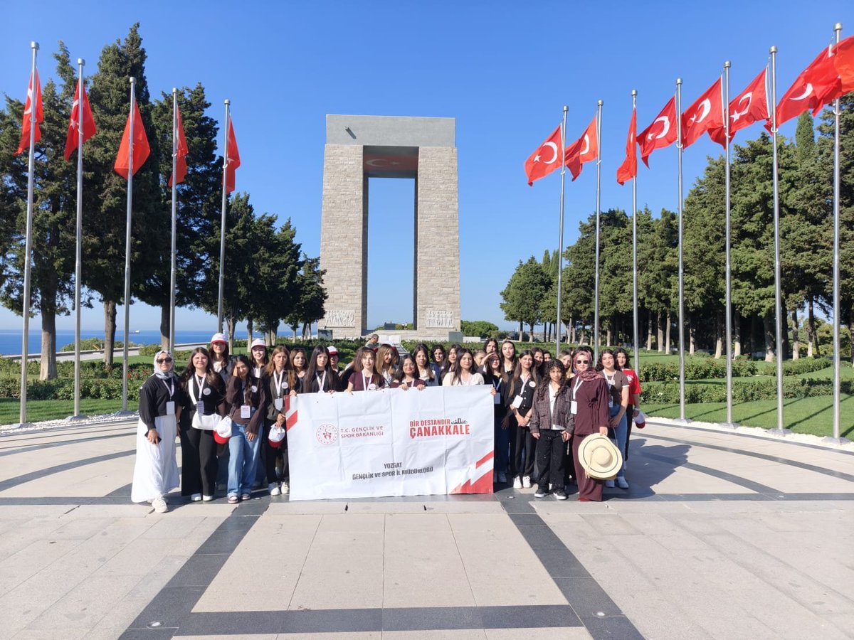 GSB_YozgatGM's tweet photo. 🇹🇷 “Bir Destandır Çanakkale” programı kapsamında Şefaatli’den yola çıkan gençlerimiz, Çanakkale’nin eşsiz tarihini ve kahramanlık destanını yerinde keşfediyor.

Geçmişten geleceğe uzanan bu anlamlı yolculukta gençlerimiz, Çanakkale ruhunu yakından hissediyor. 🇹🇷 https://t.co/kp4YHvHUpl