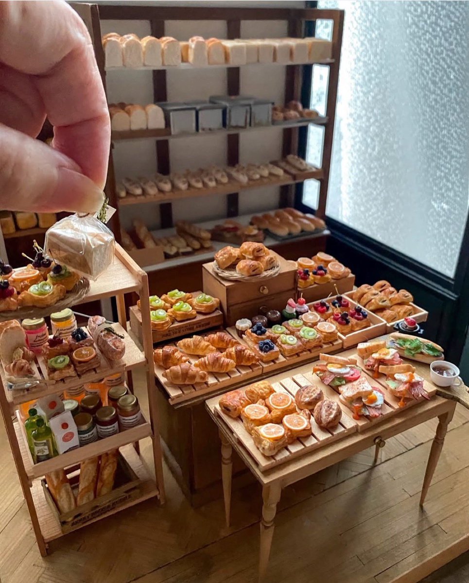 fraise9_nao's tweet photo. 小さな引き出しのあるテーブルにパンを並べて🍞 https://t.co/dgBrNM0CMD