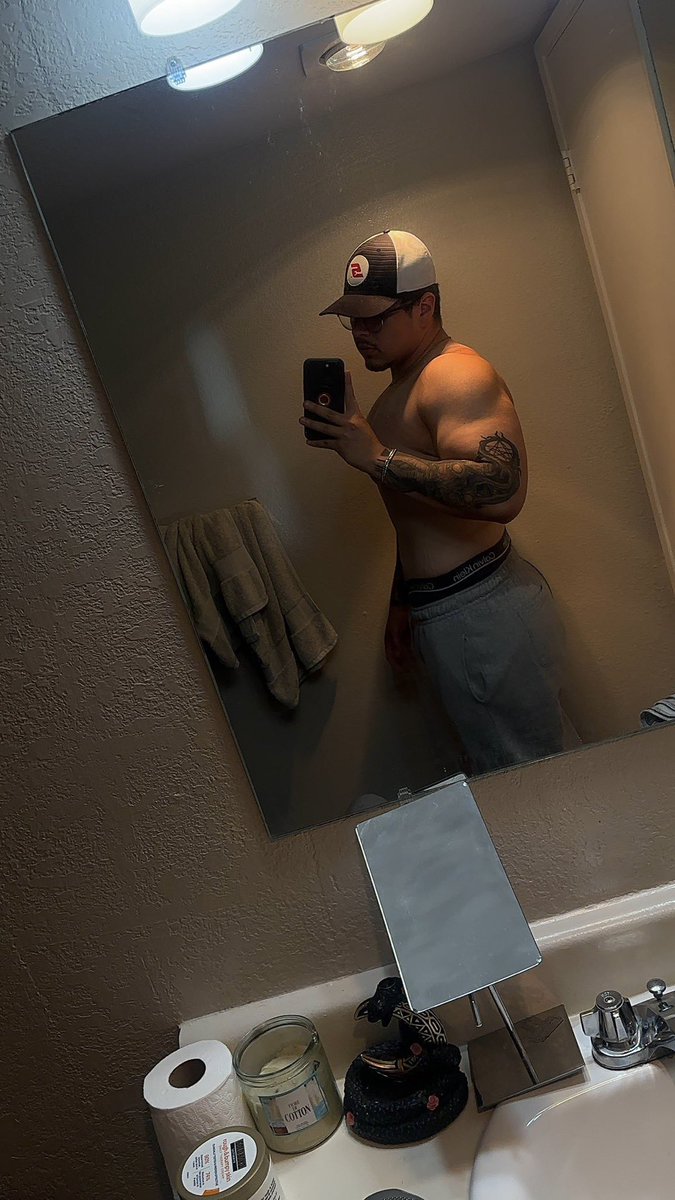 Banezwrld's tweet photo. We still going. 

330 lbs  ~> 240 lbs https://t.co/TGJNDlsUpF