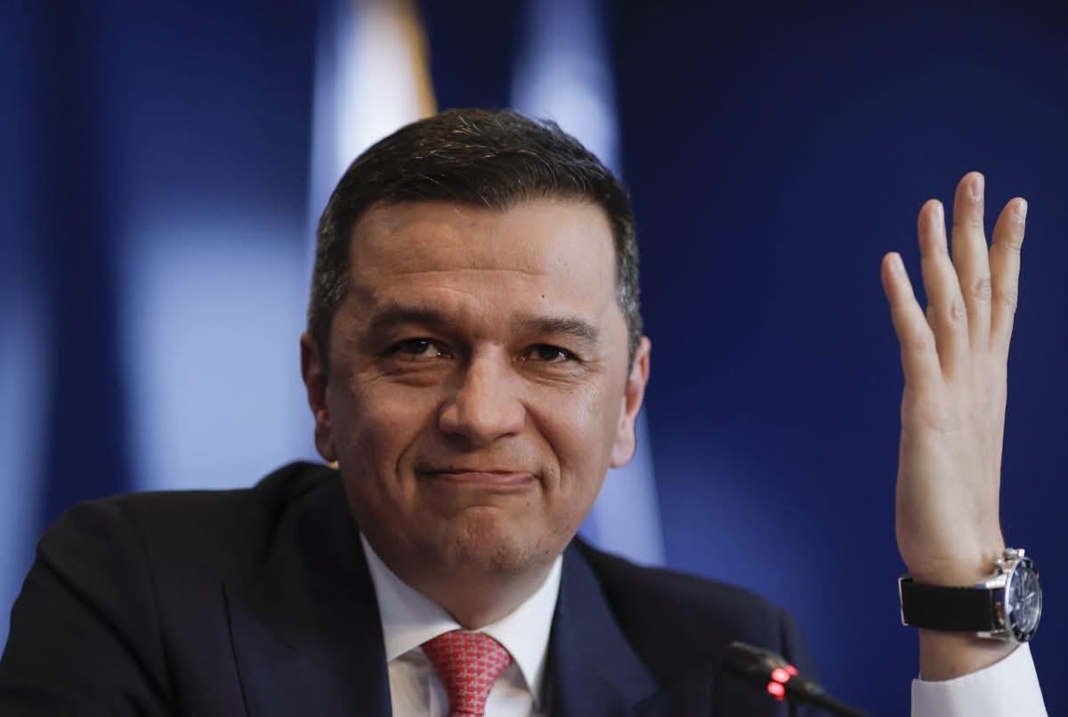 AncientPriest's tweet photo. Sorin Grindeanu s-a dus în fața tinerilor PSD și le-a oferit tot ce mai are partidul său: insulte, dispreț și foame de putere.

„Monosprâncenat”, „contabil de CAP”, „tineri frumoși și liberi”. Acesta este nivelul celui care vrea să conducă Guvernul României.

Grindeanu vorbește despre faliment după ce PSD a guvernat ani întregi pe datorie, a umflat aparatul de stat și a împărțit bani fără să se întrebe cine va plăti nota. Acum, vinovați sunt cei care încearcă să mai oprească risipa.

Iar mesajul transmis chiar în fața unor tineri este sinistru: să fii tânăr, liber și în afara controlului PSD reprezintă o vină.

PSD le propune să pună din nou mâna pe țară.

Grindeanu nu cere guvernarea ca să repare România. O cere pentru că PSD nu suportă să stea departe de butoane, de bani și de funcții.

Restul este doar mitocănie de partid, spusă la microfon.

Adrian Echert