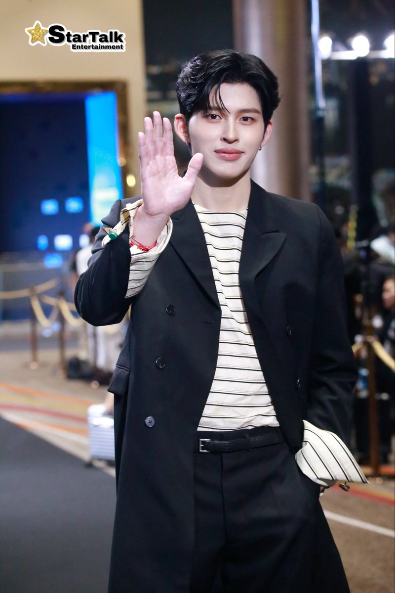 startalkent's tweet photo. "ปอนด์ ณราวิชญ์" ร่วมเดิน BLACK CARPET "MCHOICE &amp; MINT AWARDS 2026"✨💚

POND WITH MCHOICE26
#MchoiceMintAwards2026

#ppnaravit
#MchoiceTH #MintMagTH
#MintAwards2026 https://t.co/f1LMwI7Y6J