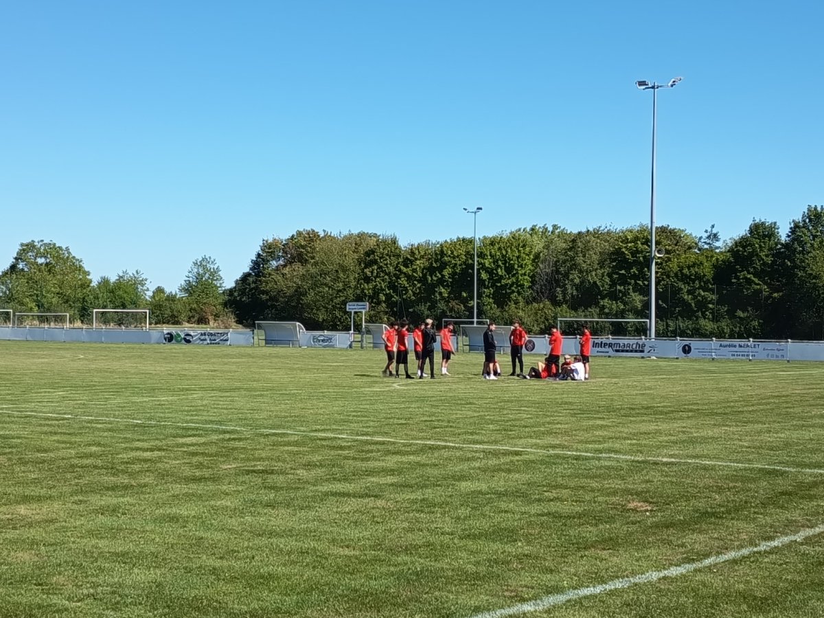 Sebastien63530's tweet photo. Jour de match pour les U18 US Ennezat https://t.co/1e5JloGbmG