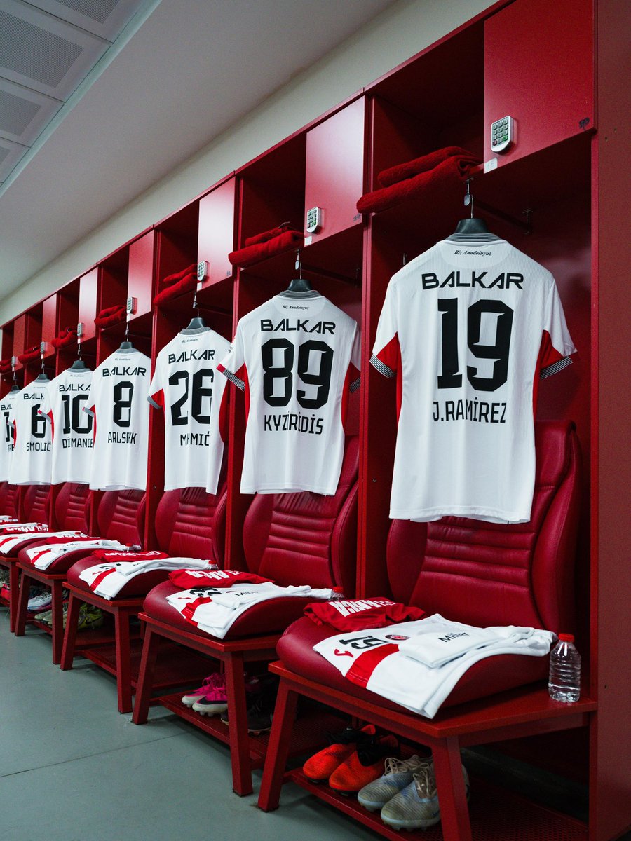 corumfk's tweet photo. Soyunma odamız hazır. 🔴⚫️

#bizAnadoluyuz #SAMvÇFK https://t.co/RDo2K0cRfg