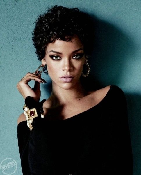 0nlynavy's tweet photo. Your daily dose of Rihanna. https://t.co/xPV9bQZnNv
