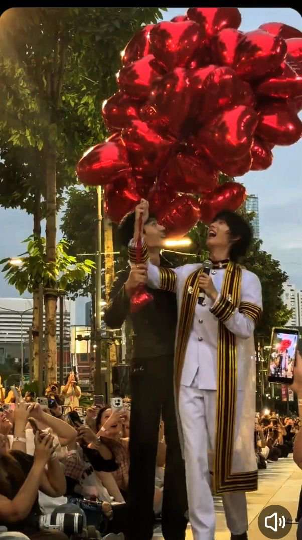 SuwrrnPhaw66352's tweet photo. คุณแฟนช่างทุ่มทุน
มากมายถึงเพียงนี้เลยเหรอ
ลงทุนด้วยลูกโป่งหัวใจ💜❤
50ลูกโอ๊ยยยทำคนโสด
ใจละลายไปเลยครับ
#ppookt #pavelphoom
@ppoohkt @pavelphoom
#POOHGradGathering2026 https://t.co/Uk2RAXBQVW