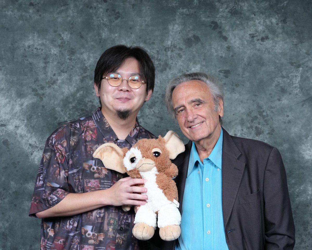 76seKi410's tweet photo. 僕が最も尊敬する映画監督の1人です。
これからもユーモアとサービスを忘れずに。

#gremlin #gremlin2 #smallsoldiers #backinaction #joedante #ホラー特区 https://t.co/snLw6GEgL7
