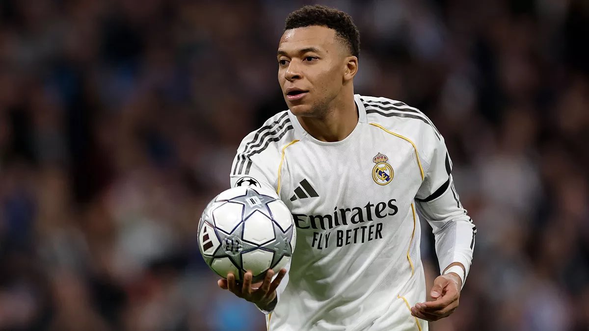 RegasAdria's tweet photo. Es tremenda la campaña para que Mbappé gane el Balón de Oro. Sin hablar de títulos (0), metió 25 goles en Liga -8 de penalti- y 15 en Champions -7 vs Olympiakos y Almaty-. 

No tiró del carro en los días grandes y se fue de vacaciones con la temporada en marcha. https://t.co/WLwafNclTs