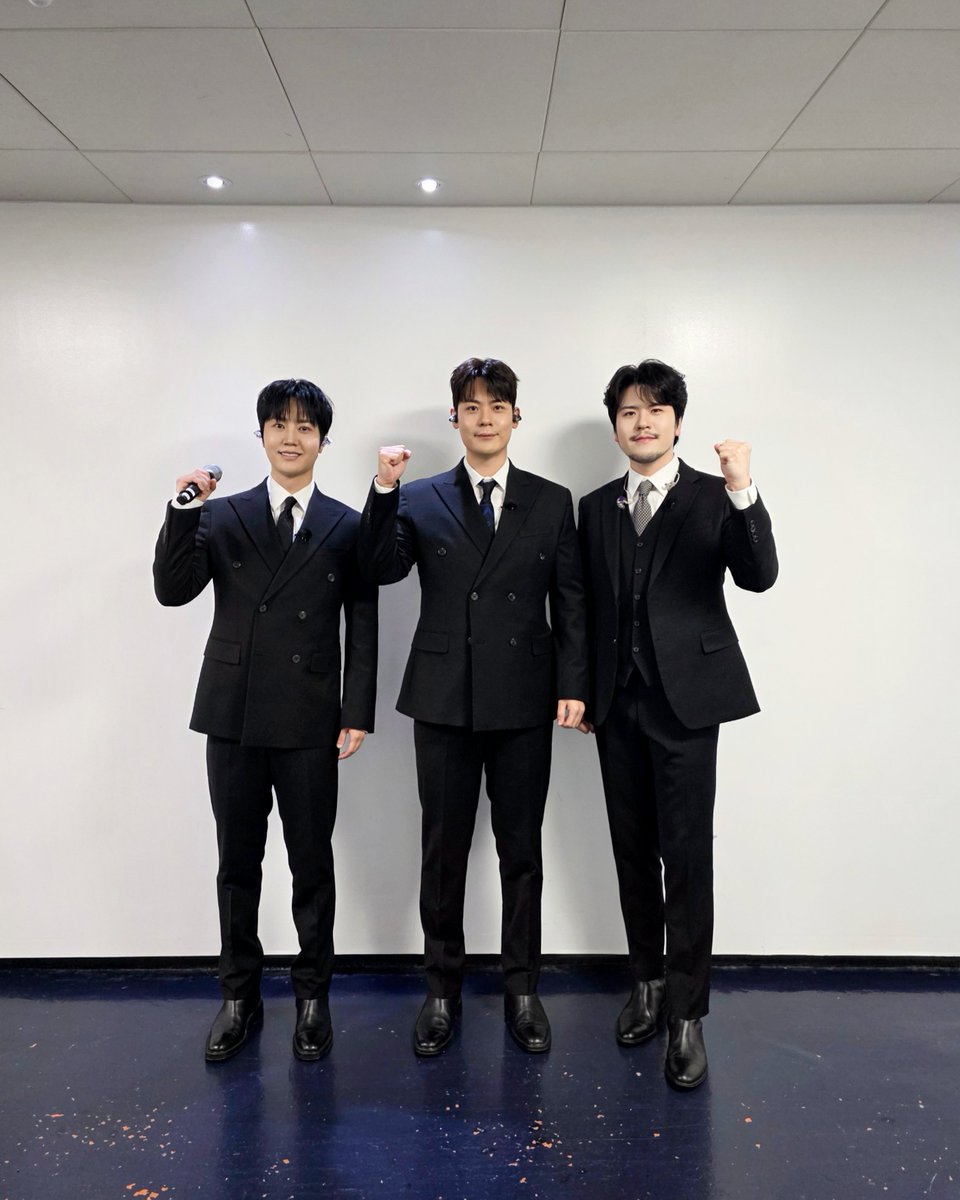 official_lapoem's tweet photo. 불꽃야구2 - 애국가 제창

사직구장에 힘차게 울려 퍼진
라포엠의 애국가🇰🇷

뜨거운 승부를 펼친 모든 선수들에게
오늘의 응원을 보냅니다⚾️
앞으로도 모든 선수들이 부상 없이
멋진 경기 이어가기를 라포엠이 응원하겠습니다‼️

#LAPOEM #라포엠 #불꽃야구
#유채훈 #최성훈 #정민성
#YouChaehoon #ChoiSunghoon #JeongMinseong