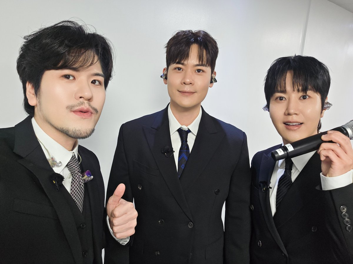 official_lapoem's tweet photo. 불꽃야구2 - 애국가 제창

사직구장에 힘차게 울려 퍼진
라포엠의 애국가🇰🇷

뜨거운 승부를 펼친 모든 선수들에게
오늘의 응원을 보냅니다⚾️
앞으로도 모든 선수들이 부상 없이
멋진 경기 이어가기를 라포엠이 응원하겠습니다‼️

#LAPOEM #라포엠 #불꽃야구
#유채훈 #최성훈 #정민성
#YouChaehoon #ChoiSunghoon #JeongMinseong