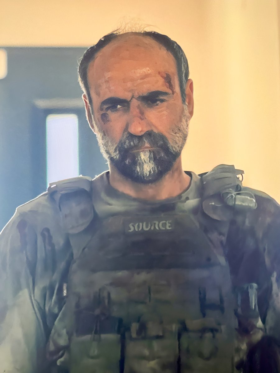 lucianopires's tweet photo. Assisti à 5ª temporada de Fauda, a série israelense na Netflix. Essa sempre foi uma série desconfortável. Criada por Lior Raz e Avi Issacharoff, ex-integrantes de unidades israelenses, ela acompanha agentes infiltrados no conflito entre israelenses e palestinos, evitando quase sempre a divisão cômoda entre mocinhos e bandidos.
Mas a quinta temporada é uma porrada. Os episódios 7 e 8 recriam o massacre de 7 de outubro de 2023, e aí fica difícil assistir apenas como ficção. Acho que todo mundo viu dezenas de imagens reais dos atentados, muitas filmadas pelos próprios terroristas, que já eram muito impactantes. Mas desta vez a ficção nos coloca dentro do horror.
Eu fiquei realmente perturbado, não só por assistir ao massacre pelos olhos das vítimas, mas imaginando os atores israelenses, muitos deles judeus. A foto que ilustra este post é do ator Yaakov Zada-Daniel, que interpreta o agente Eli, no momento em que entra em sua casa num kibutz que foi atacado pelos terroristas do Hamas. É de perder o fôlego. Ele não estava representando uma tragédia distante. Estava reconstruindo diante das câmeras algo que atingiu seu país, suas famílias, seus amigos e a própria equipe da série.
Idan Amedi, ator de Fauda, foi gravemente ferido combatendo em Gaza. Matan Meir, integrante da produção, morreu na guerra. Talvez por isso esses episódios tenham uma textura diferente. Não parecem uma tentativa de imaginar o horror.
Carregam a gente pra dentro dele.