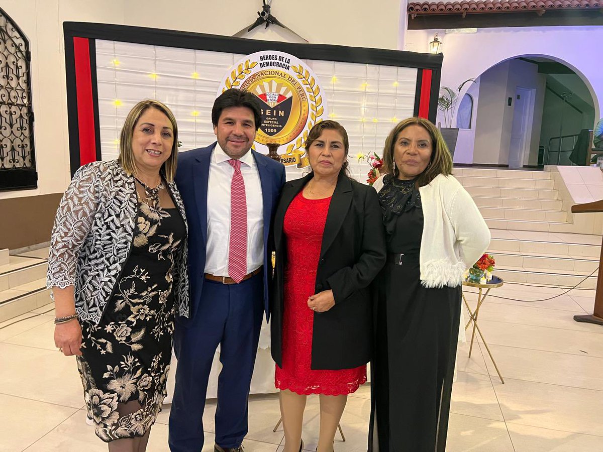 cparedesr's tweet photo. Hace 34 años un grupo de 84 policías dio el golpe militar más contundente contra Sendero Luminoso: capturó a su líder Abimael Guzmán junto a su guardia de mujeres fanáticas. Solo 3 de ese grupo de valientes y esforzados policías eran mujeres. Ana Cecilia Garzón Pérez, Lita Arcelia Fernández Ramírez y Elena del Pilar Vadillo Carrillo (en ese orden aparecen en la foto de izquierda a derecha).
A ellas los peruanos les debemos el inicio de la pacificación. Su testimonio es una clase de historia en estos tiempos, donde SL tiene su bancada en el Congreso. ¡Gracias GEIN!