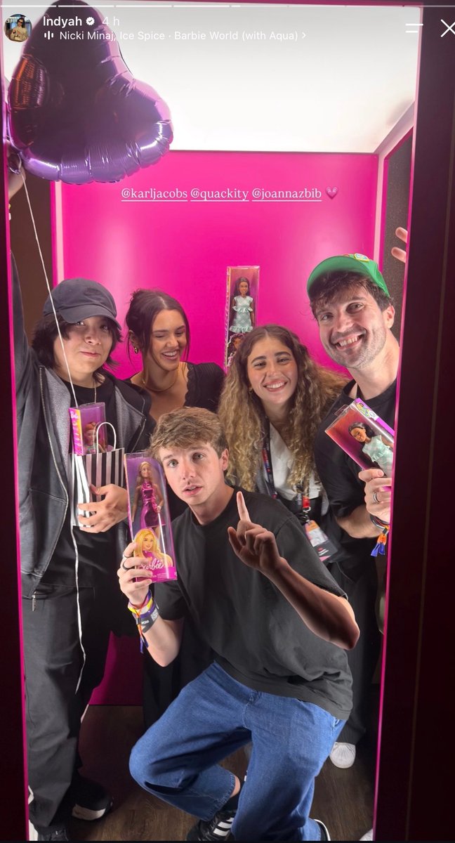 rosemontillo's tweet photo. Por qué Quackity tiene una barbie?? Y está Karl!! ❤️ #quackity #RDC26 https://t.co/3i3xUTaFKa