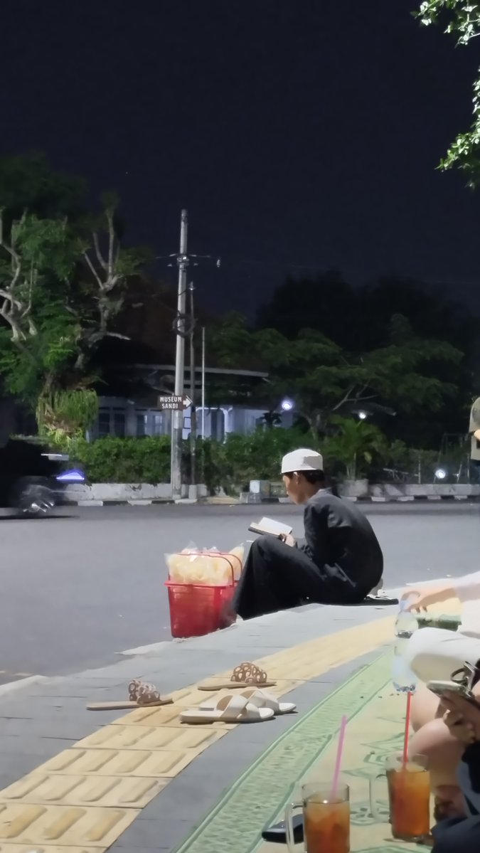Jzlmn02's tweet photo. X do your magic. Gais tolong sambil dilarisin ya kerupuk adeknya. Biasanya mangkal di dekat nasgor padmanaba. Adeknya jualan sambil ngaji. Kerupuk kulitnya enak guys 🥹🙏 #zonauang #jogja #yogyakarta #kulinerjogja https://t.co/RIuSz8bN6B