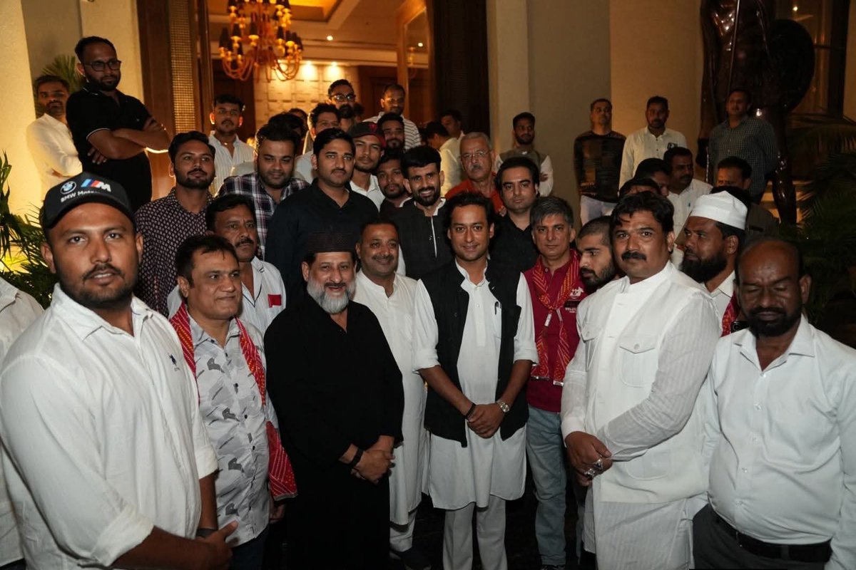 JVSinghINC's tweet photo. “अव्वल अल्लाह नूर उपाया, कुदरत के सब बंदे।
एक नूर ते सब जग उपज्या, कौन भले कौन मंदे॥”

ये मेरे पूर्वज संत पीपा जी महाराज के गुरुभाई संत कबीर दास जी की पंक्तियां है जो सिख धर्मग्रन्थ श्री गुरु ग्रंथ साहिब जी में संकलित है। ये वहीं संदेश है कि सबकी रचना उसी परमपिता परमात्मा ने की है और व्यक्ति-व्यक्ति में भेद नहीं है। हमारे धर्म अलग हो सकते है, हमारी पूजा पद्धति अलग-अलग हो सकती है लेकिन सबसे पहले हम सब भारतीय है।
कल इंदौर में आयोजित ‘पैग़म्बर का पैग़ाम’ कार्यक्रम में शामिल होने का अवसर मिला।
यह आयोजन मोहब्बत, सद्भाव, भाईचारे और इंसानियत के उस संदेश को मजबूत करता है, जो हम सभी को जोड़ता है।
इस अवसर पर प्रदेश कांग्रेस अध्यक्ष श्री जीतू पटवारी जी, विधायक श्री आरिफ़ मसूद जी, आदिवासी कांग्रेस के राष्ट्रीय अध्यक्ष एवं विधायक श्री विक्रांत भूरिया जी सहित अनेक साथियों की उपस्थिति रही।
@INCMP @OfficeOfDVS @jitupatwari @arifmasoodbpl @VikrantBhuria
