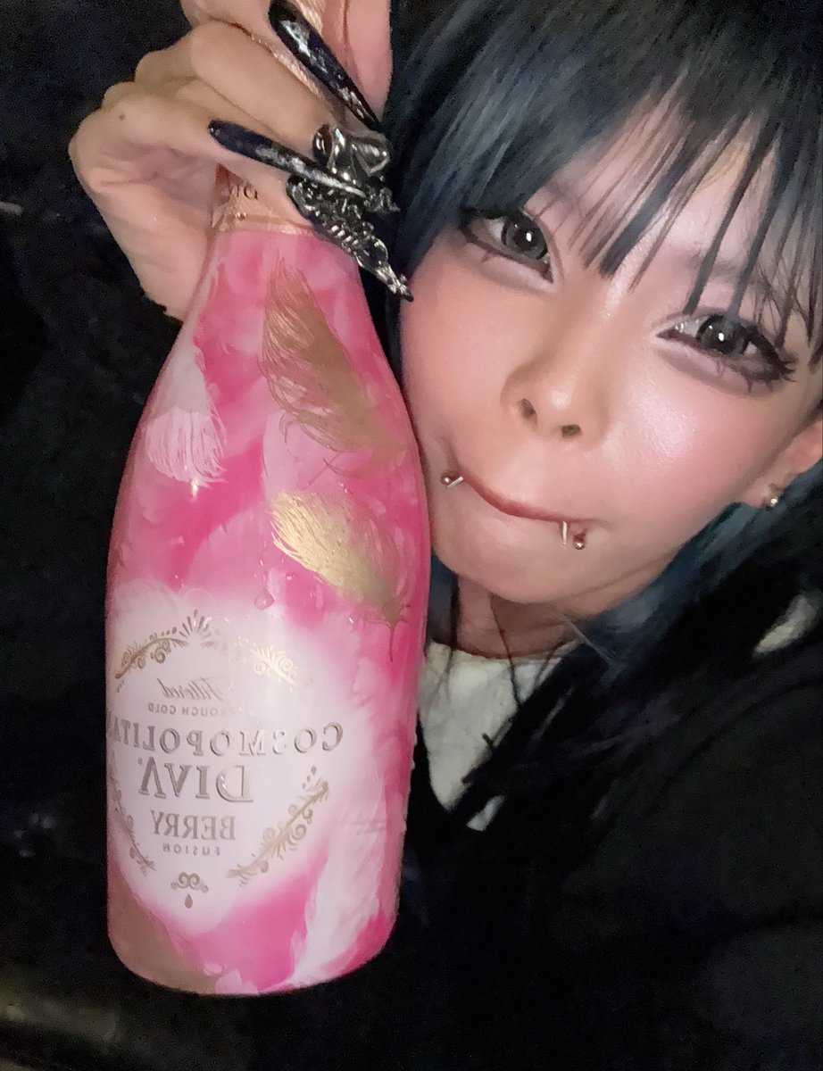 kuronai_ame's tweet photo. ひと足お先に帰還しております🙇🏻‍♀️
自称おじさん大美人契約者さま、コンカフェ楽しむぞと意気込んで来てくれた「俺が行く」契約者さま、大陽キャ眩しすぎるご契約者さま、
大✖️3（⁉️）、スカル✖️3、（⁉️⁉️）、コスモポリタン（⁉️⁉️⁉️）、本当にありがとうございます……( ; ; )
愛情しかないです https://t.co/oASbdT4PnQ