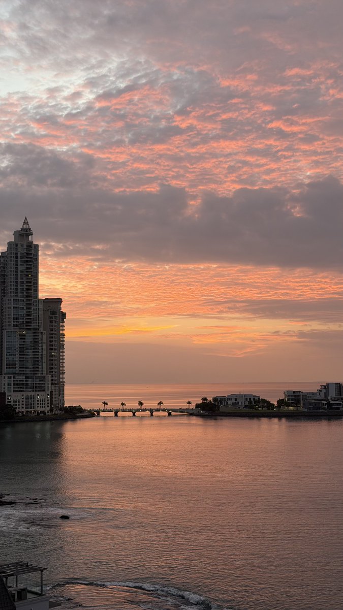 LuisEAlfaroM's tweet photo. El amanecer de hoy en la ciudad de Panamá https://t.co/KFkjPZKyNb