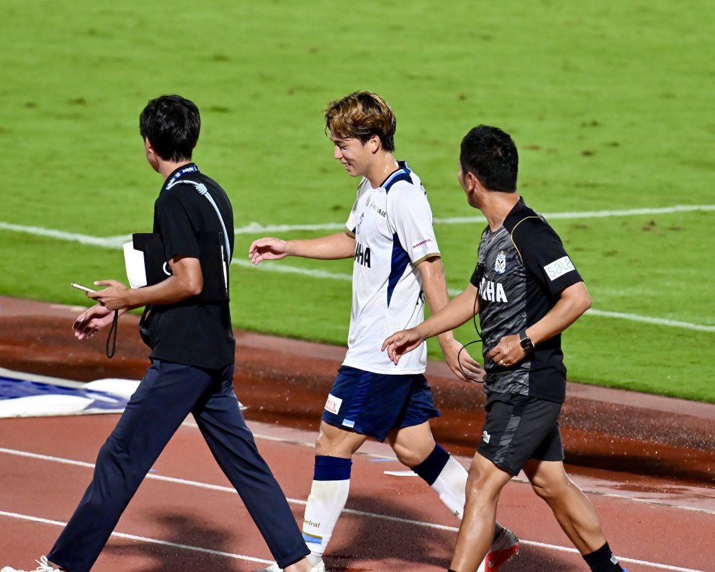 jubilo2012's tweet photo. DAZNインタビューに連行 #川合徳孟  #ジュビロ磐田 https://t.co/ZB8doVI7as