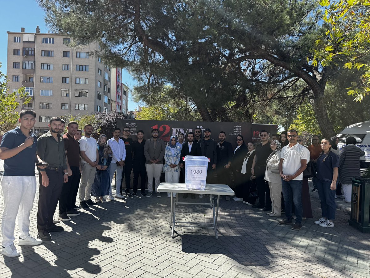 akgenceskisehir's tweet photo. 12 Eylül, milletimizin iradesine ve demokrasimize vurulmuş ağır bir darbedir. Aziz milletimiz, iradesini vesayete teslim etmemiş, her defasında demokrasisine sahip çıkmıştır. Unutmadık, unutturmayacağız.

 #12Eylül https://t.co/yggaNexpuU