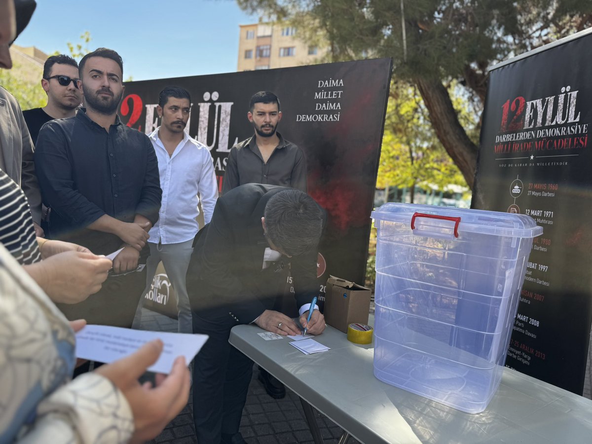 akgenceskisehir's tweet photo. 12 Eylül, milletimizin iradesine ve demokrasimize vurulmuş ağır bir darbedir. Aziz milletimiz, iradesini vesayete teslim etmemiş, her defasında demokrasisine sahip çıkmıştır. Unutmadık, unutturmayacağız.

 #12Eylül https://t.co/yggaNexpuU